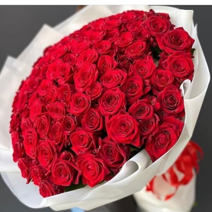 Crimson Embrace 100 Red Roses